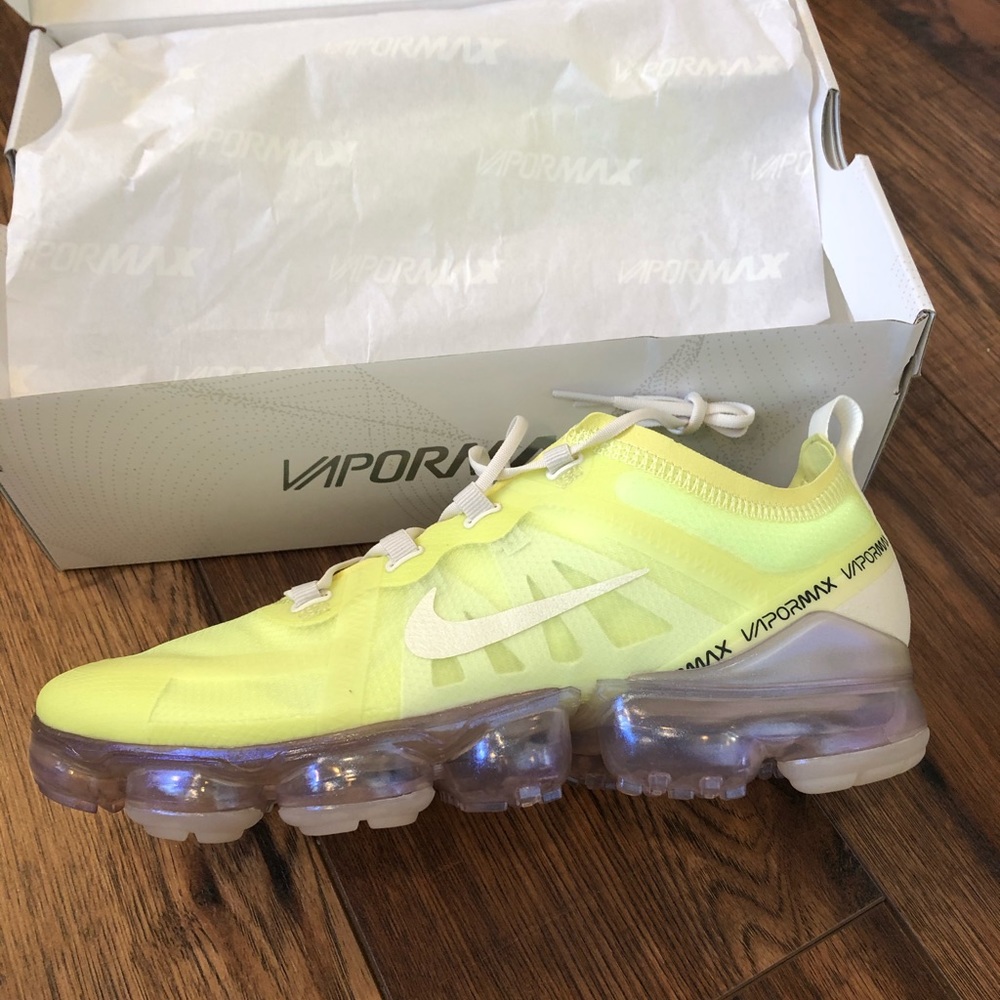 BRAND NEW nike air vapormax SE 10.5